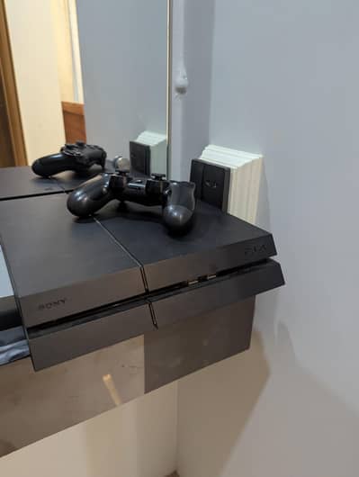 ps4 fat 400gb 10/10 condition with an controller, non jailbreak