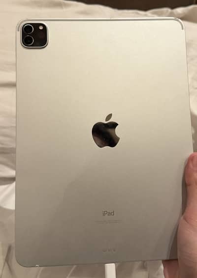 I pad pro 11 inch 2021 m1 chip ( keyboard case available in deal )