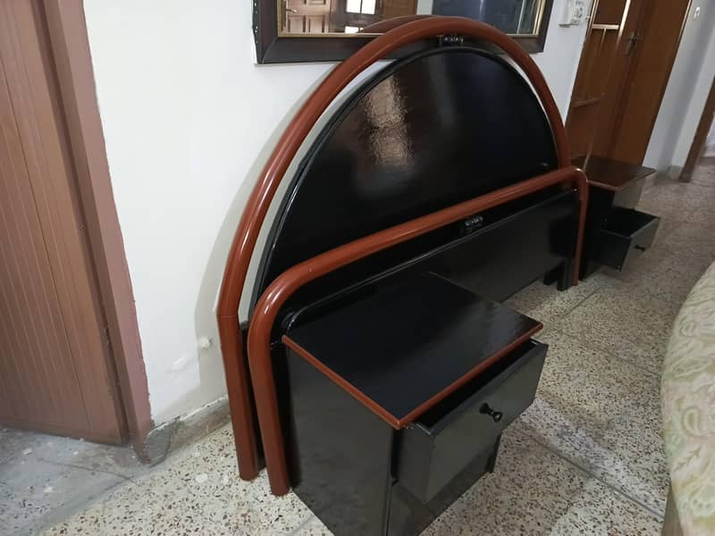 Bed with side tables 0