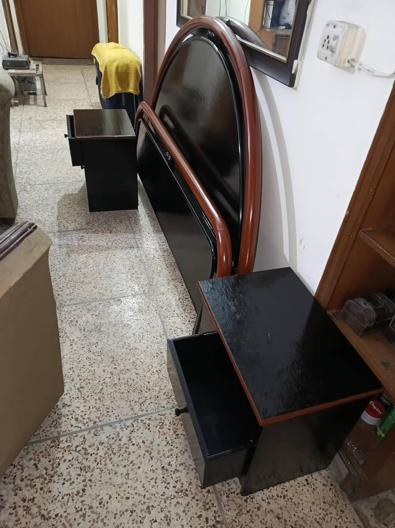 Bed with side tables 4