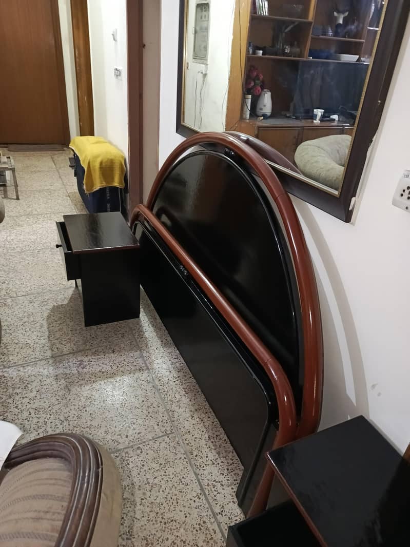 Bed with side tables 7