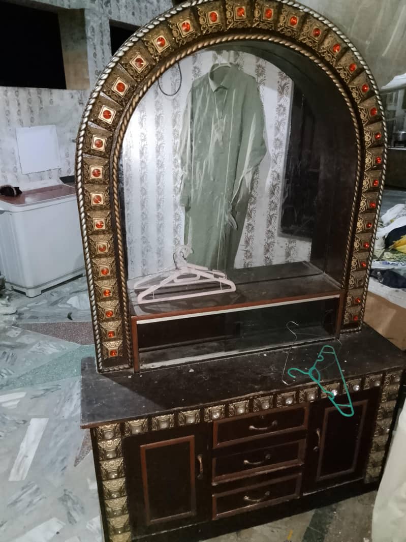 ایک عدد سنگارمیز اور دو سائڈ ٹیبل 0