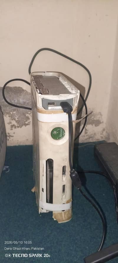 XBOX 360 WORKING CONDITION WITH CONTROLER AND  SMALL LCD
