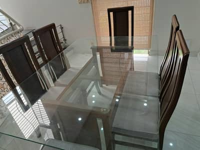 Dinning table in excellent condition