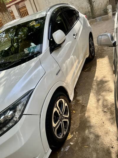 Honda vezel 2014-19 first owner. Z enhanced with multiple function.