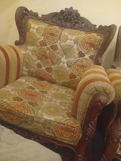 5 seater chinioti sofa set urgent salel in good condition