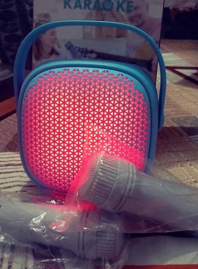 one speaker two mic  Bluetooth awaaz bahut acchi hai