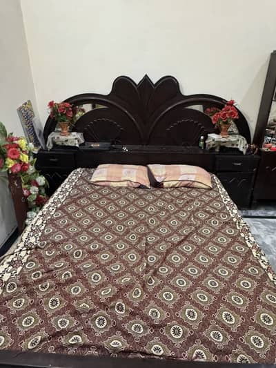 1 king size bed and 2 almari with mirror