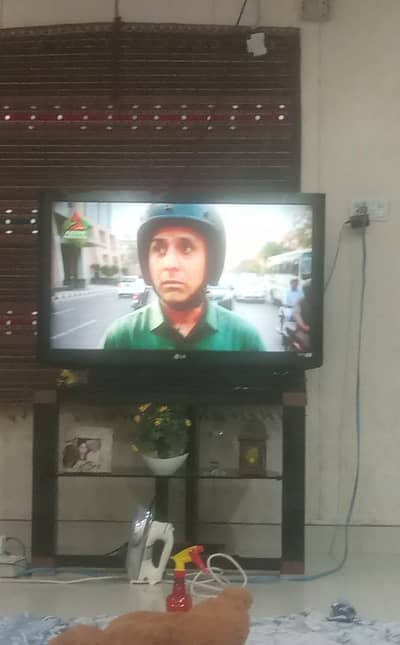 LG, 43 inches with table lush condition