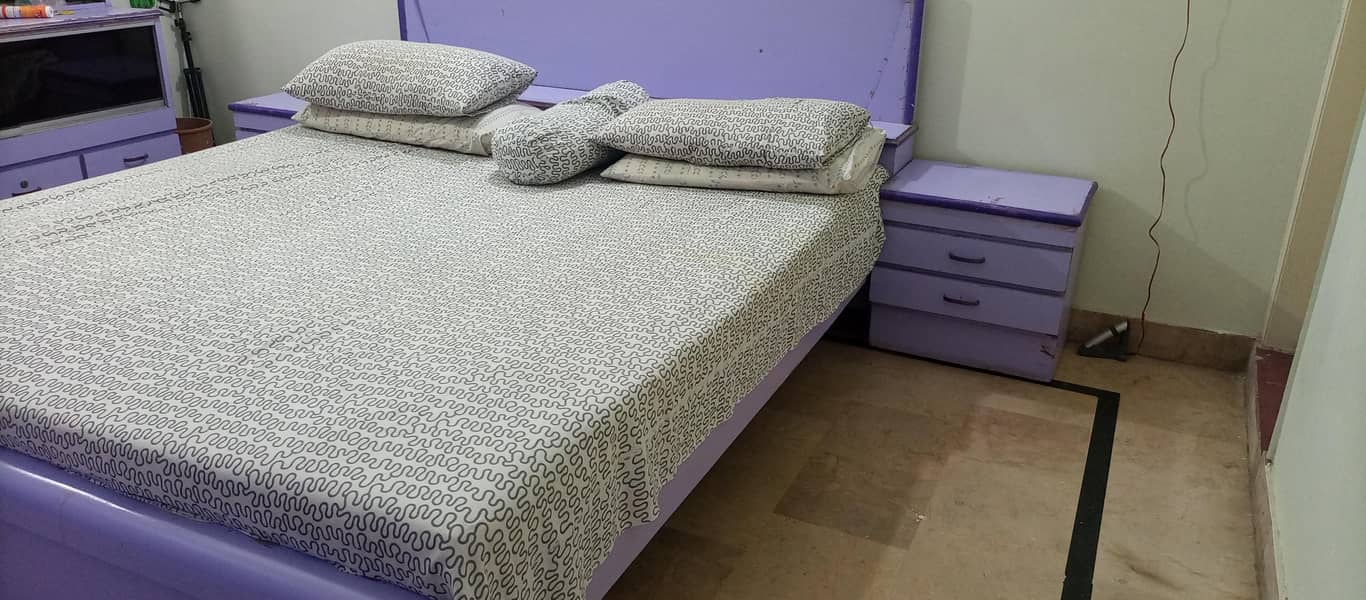 king bed set and side table 3