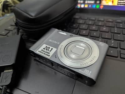 Sony Cybershot dsc-w810 digital camera with sony charger & 4gb card