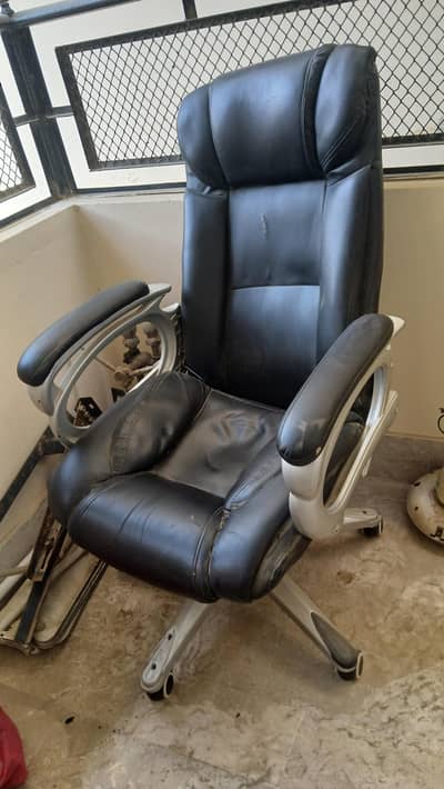 Broken Chair for Sale – Rs. 3500