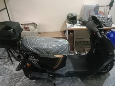 REEVO A12 Electric Scooty - Almost Brand New - Low Mileage