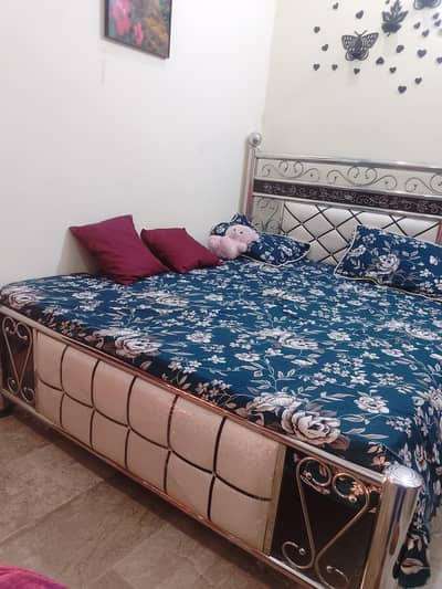 Queen size Bed 5/6 with Mattress