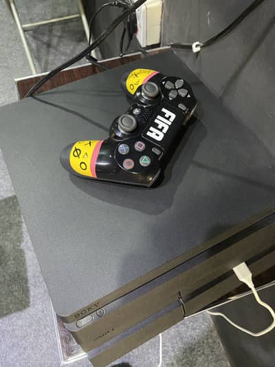 Ps4 slim with one geniune controller