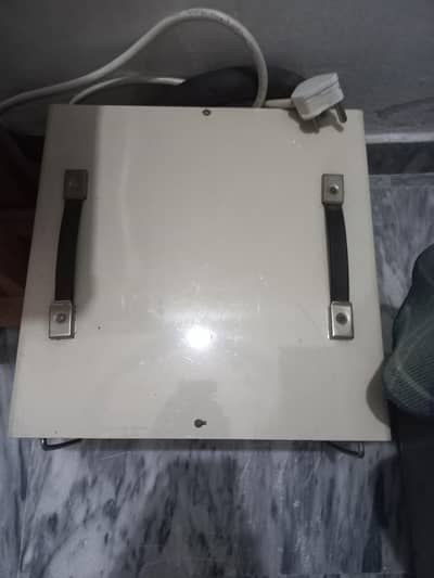 UNIVERSAL.  A -70  7000 WATTS Stabilizer for AC