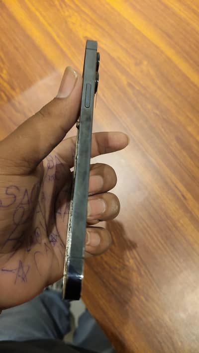 I am selling my iphone 12 pro max original body back lgana wali ha