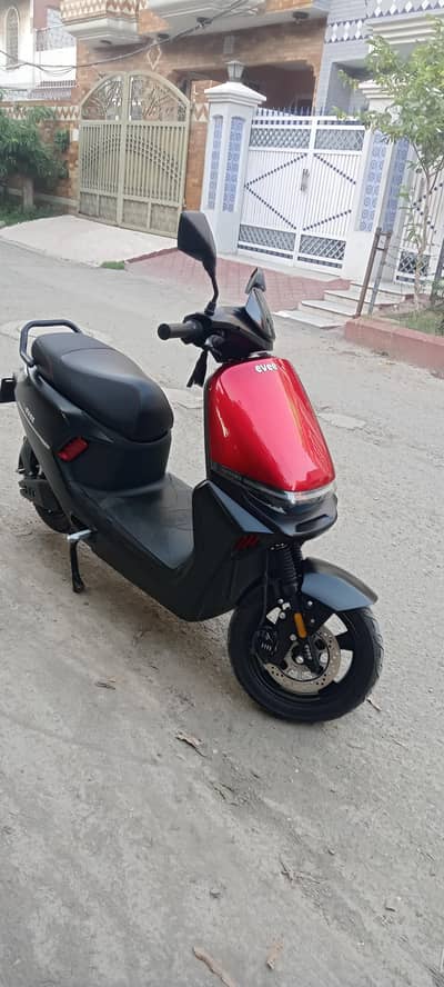 Evee S1 Electric Scooter 11/November/ 2025/ 6/ month used