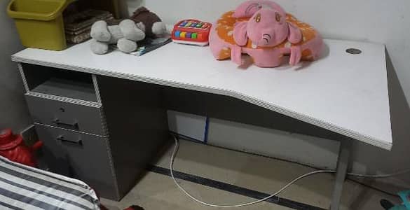 Office executive table new condition.  0.3. 1.6. 42.42. 869