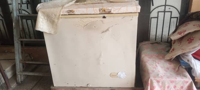 Fridge and refrigerator