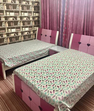 Bed set and dressing table