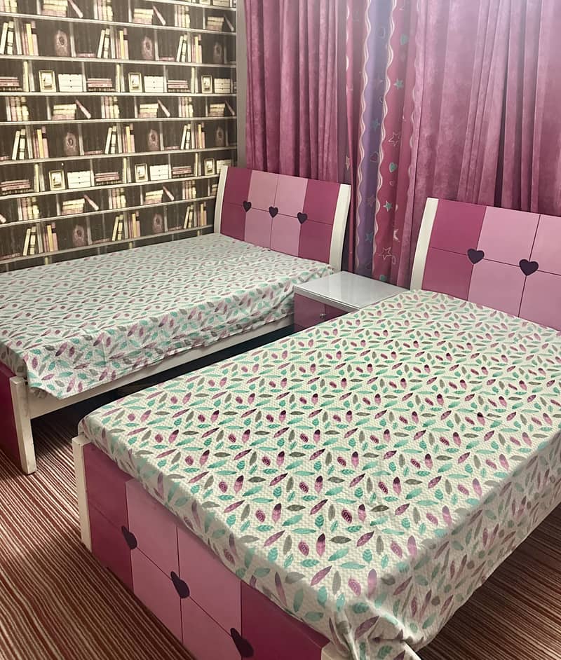 Bed set and dressing table 0