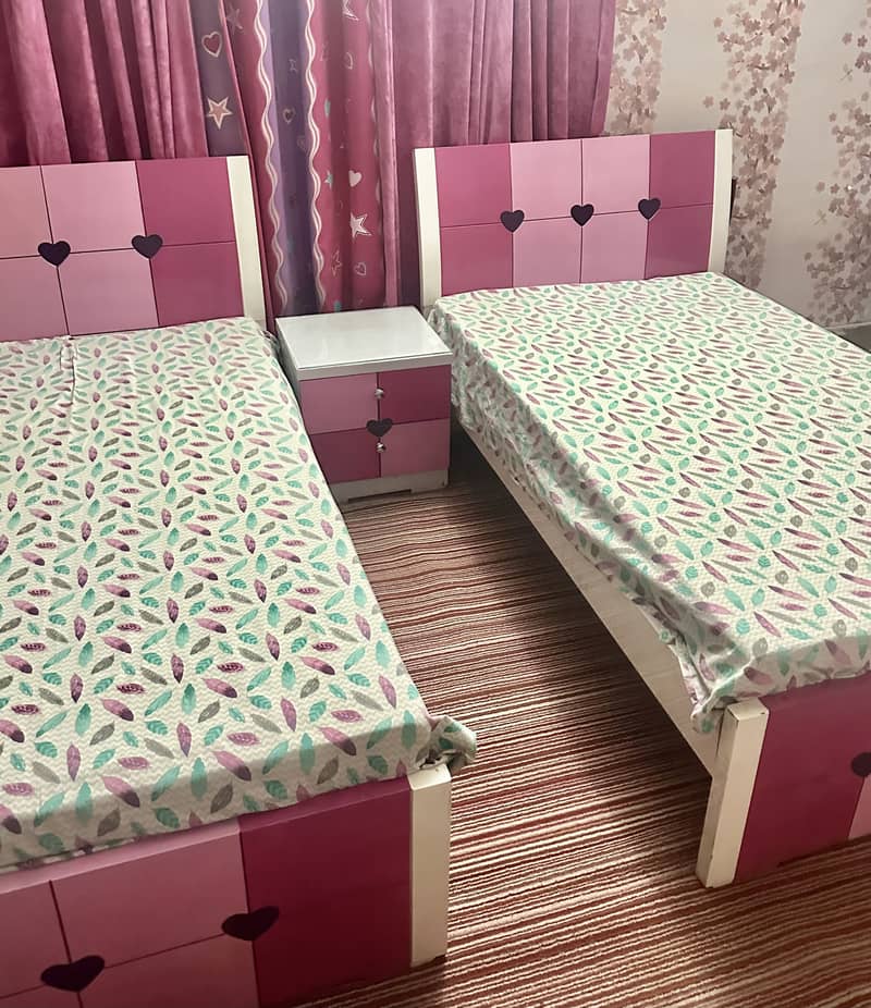 Bed set and dressing table 3