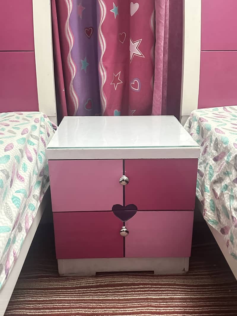 Bed set and dressing table 5