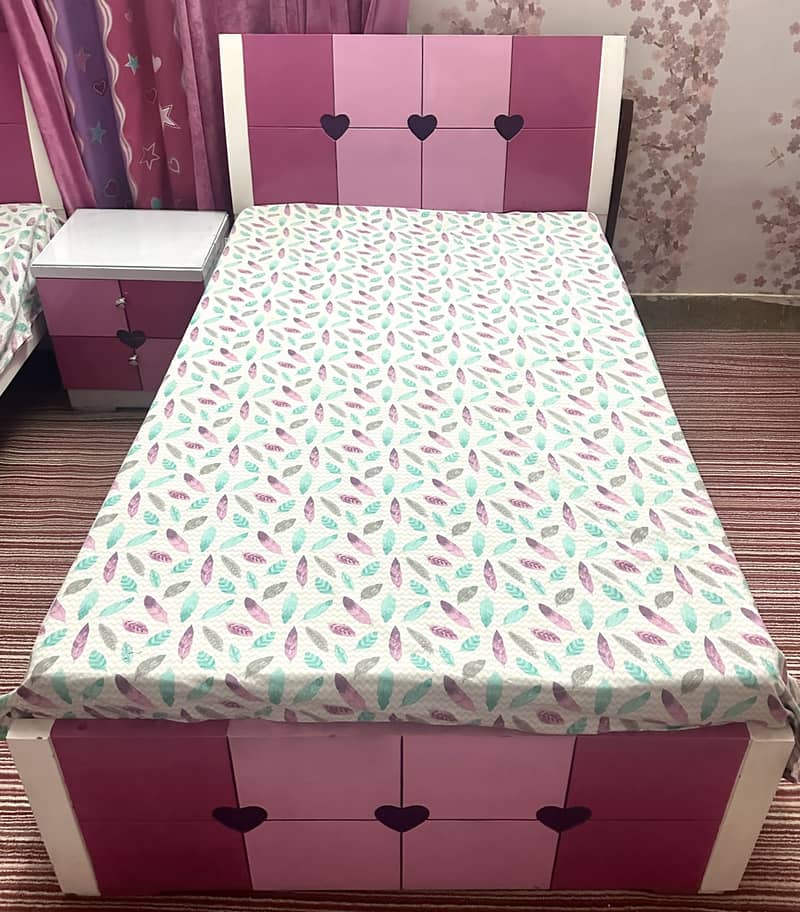 Bed set and dressing table 6
