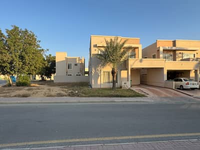 235 Sq Yd GREEN BELT CORNER Villa For Sale Precinct-27 Adjacent to Jinnah Avenue | 3 Bedrooms, DDL & Closed Italian Kitchen | All Amenities Nearby: Parks, Mosques & Shopping Gallery | 10 Min Drive from Main Gate.
