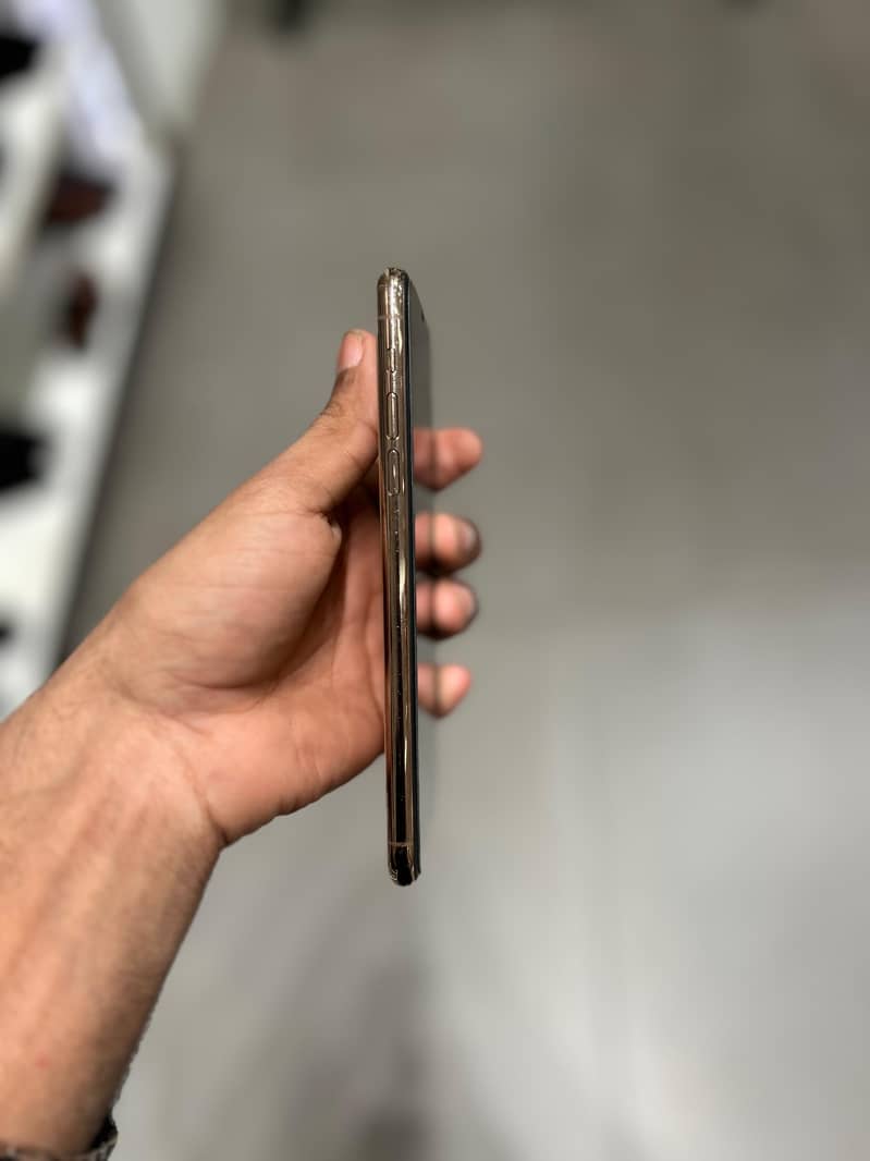 iPhone 11 Pro Max 4