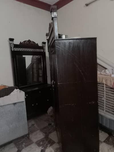 ڈریسنگ اینڈ الماری