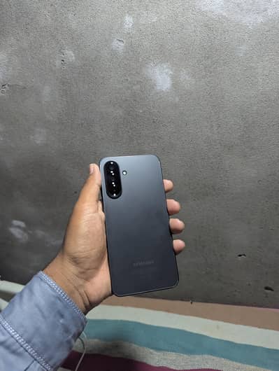 10/10 condition just box open 4 month sim time 8/128