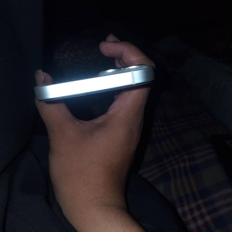 iPhone 13 3