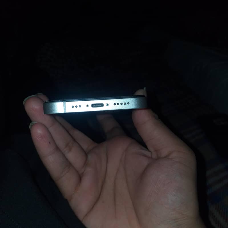 iPhone 13 4