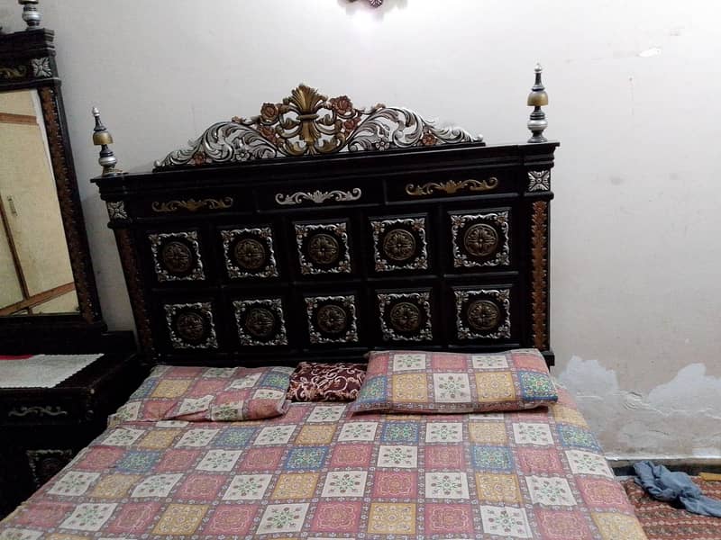 bed and dressing table 0