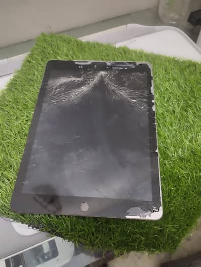 A1893 ipad 6 gen for parts use panel battery ok touch broken