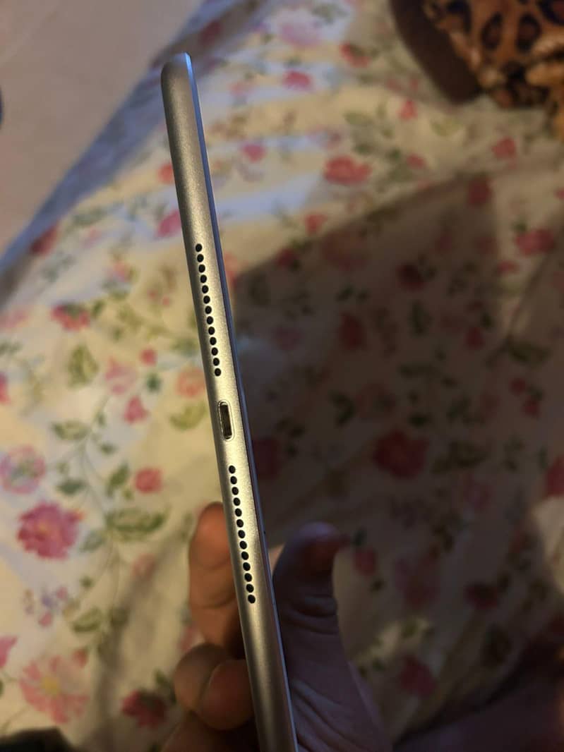 IPAD 5TH GENERATION 10)10 CONDITION 5