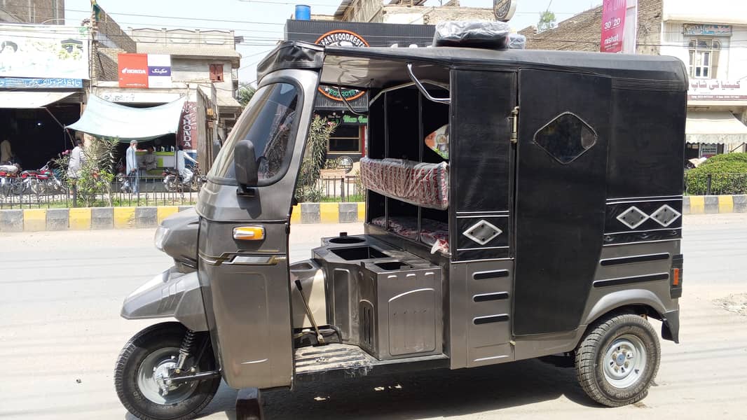 “سازگار آٹو رکشہ فوری فروخت 5