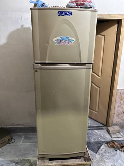 FULL SIZE DAWLANCE REFIRIGIRATOR