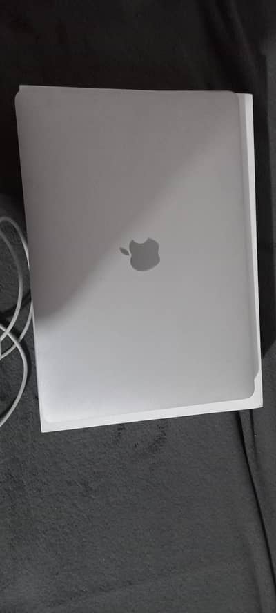 Apple macbook air m1  8gb ram, 256ssd 13 inch