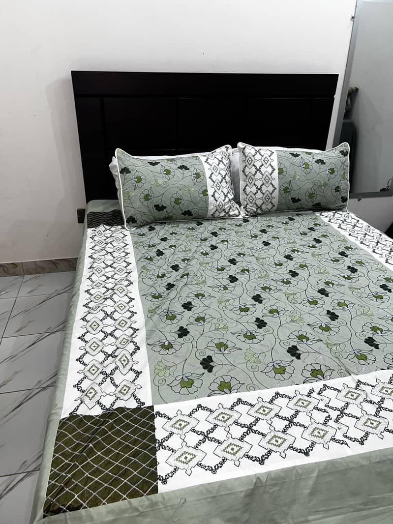 Queen bed 0