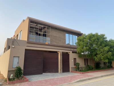 500 Sq Yd Luxury Villa For Sale Precinct-4, Bahria Town Karachi. A+ Construction | 5 or 6 Beds | Drawing, Dining, Lounge, Modern Kitchen & Greasy Kitchen. Just 3 Min Drive from Main Gate | Near Park, Mosque, Midway Commercial & Bahria Head Office.