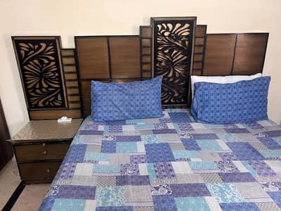 BED WITH SIDE TABLE