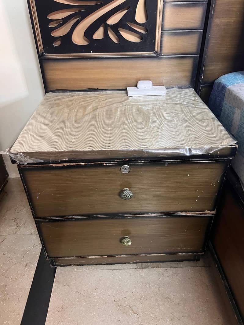 BED WITH SIDE TABLE 2