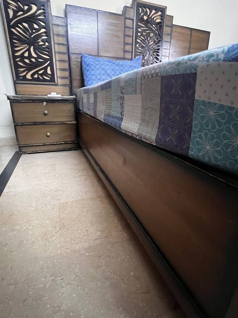BED WITH SIDE TABLE 7