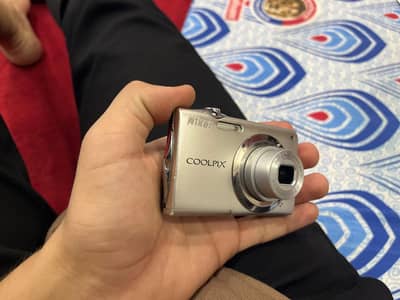 Nikon Coolpix S3000 Digicam - Silver - Original Charger & Battery