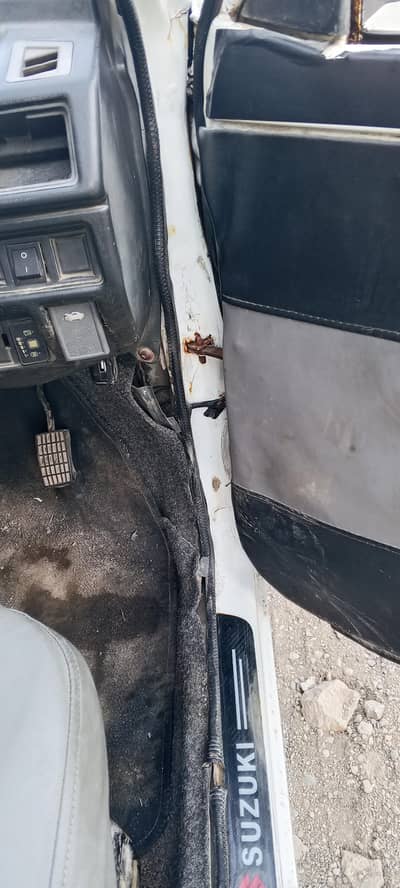 mehran car 2001 model bahar se shower hai andar se original