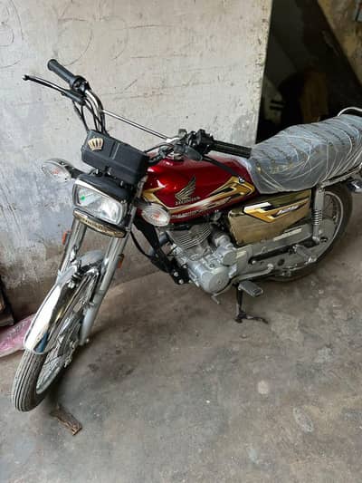honda 125 gold edition 11 mahiney ki nikli hai