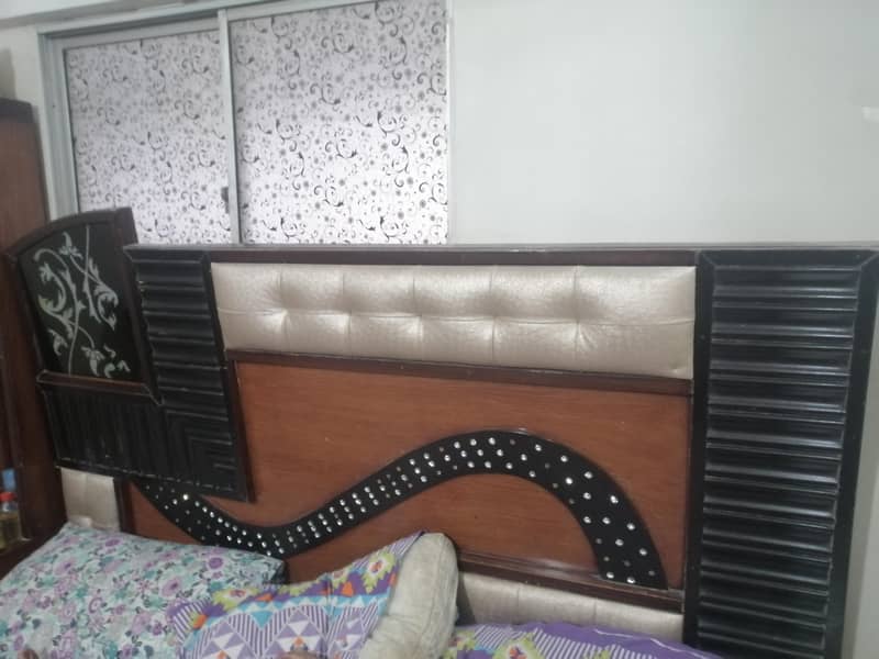 bed and dressing 0